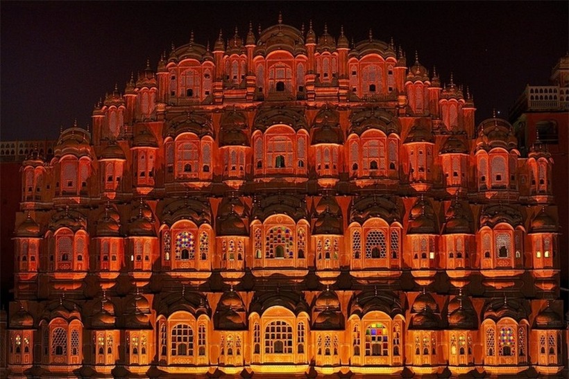Cung điện Hawa Mahal cao 26,5m và có 953 cửa sổ được trang trí công phu.