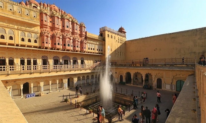 Phần sân rộng của cung điện Hawa Mahal.