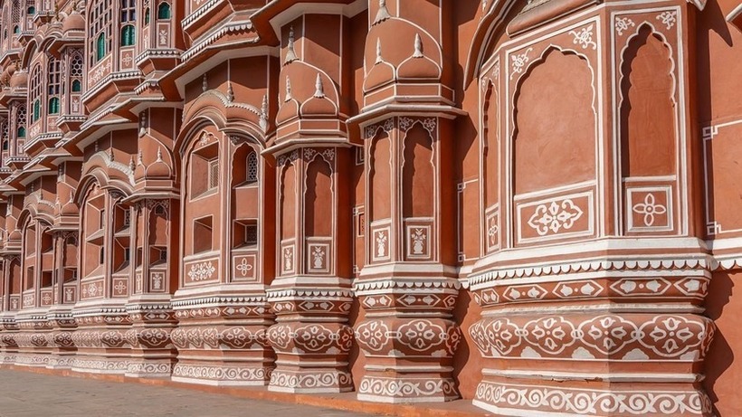 Cung điện Hawa Mahal được xây từ đá sa thạch hồng và đỏ.
