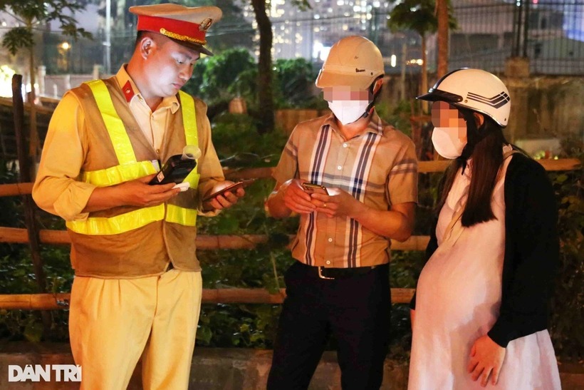 Anh T. dính nồng độ cồn rồi chở vợ đang mang bầu tại chốt CSGT. Ảnh: Dân Trí