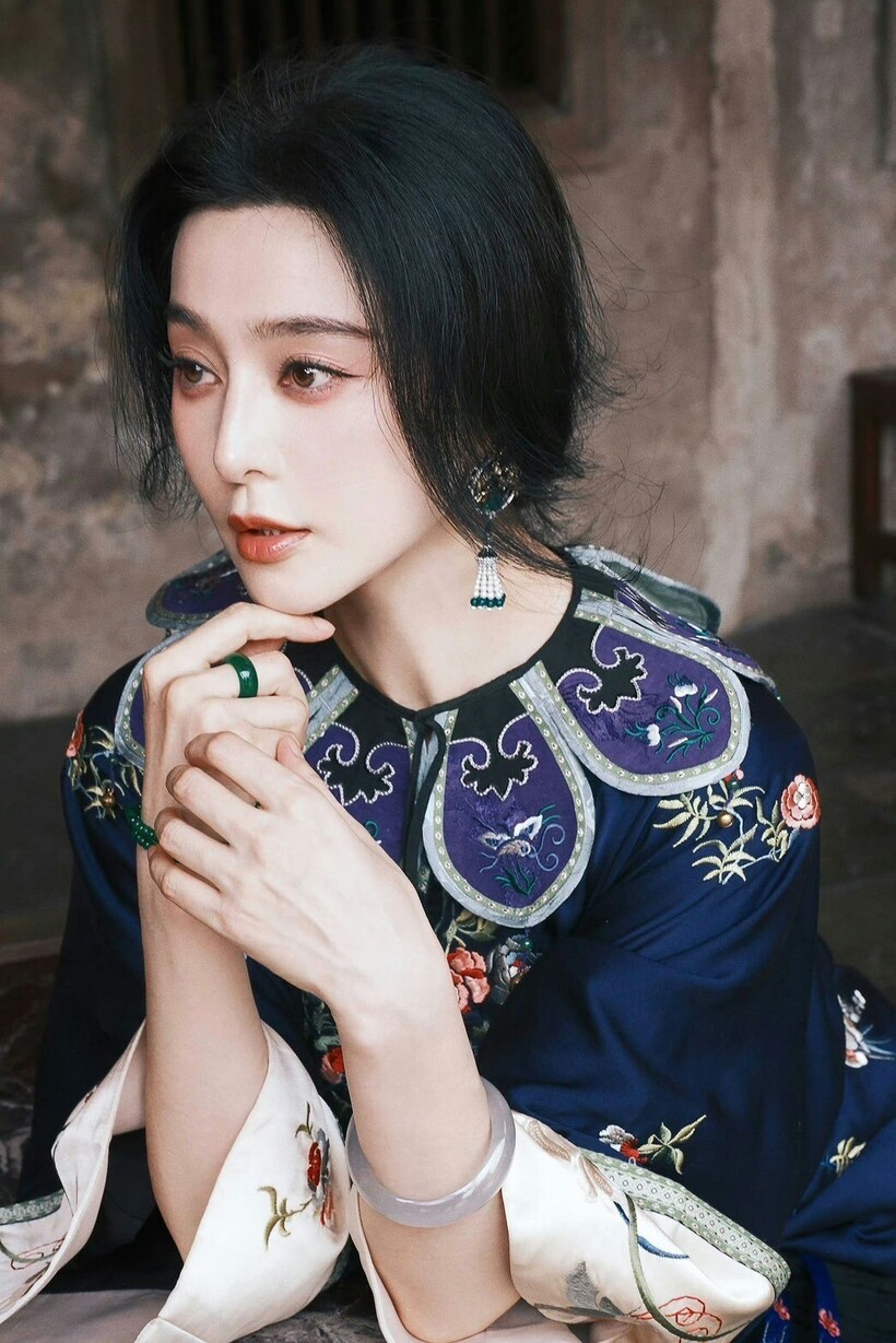 Trước đó, nữ diễn viên đã đăng ảnh chụp tại ngôi chùa cổ ở Thái Lan, trang phục là bộ đầm đậm chất Trung hoa khoe với người hâm mộ. Ảnh: Weibo