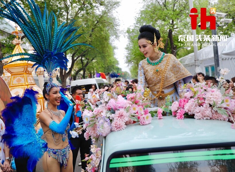 Nữ diễn viên nhiệt tình giao lưu với mọi người.