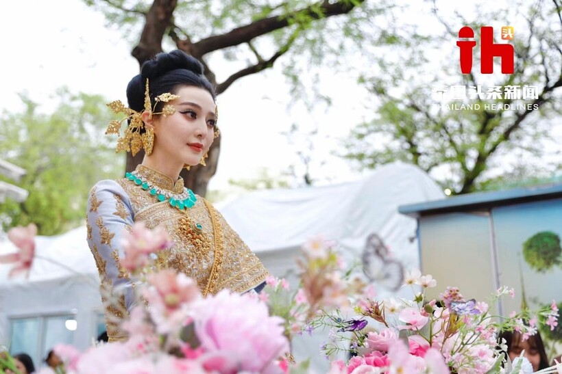 Cô được ví như “nữ thần Songkran” khi xuất hiện trên xe diễu hành.