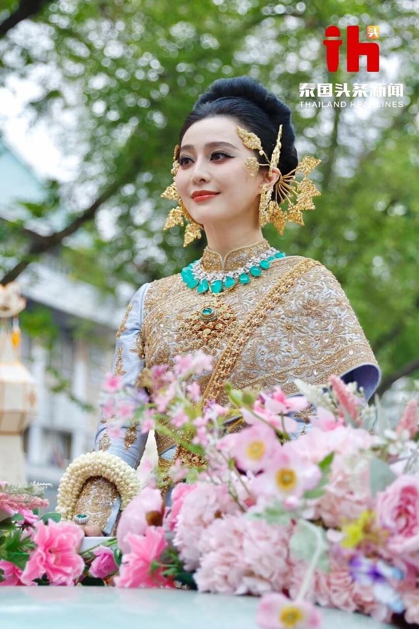 Diện trang phục truyền thống Thái Lan, nữ diễn viên đi qua các con phố ở thủ đô, thu hút ánh nhìn của hàng nghìn du khách và người dân địa phương. Ảnh: Twitter.