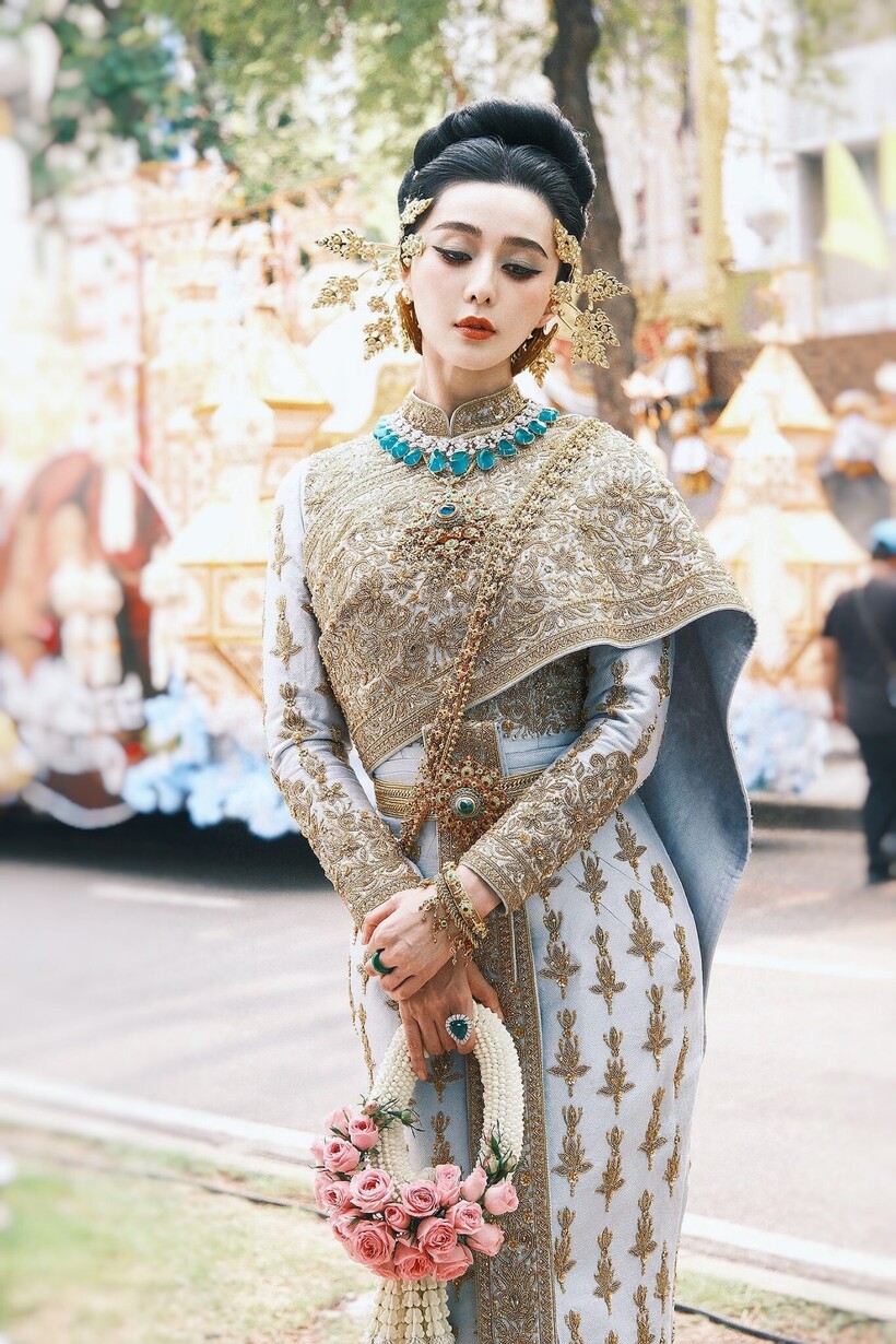 Tại đây, Phạm Băng Băng chọn mặc chiếc váy truyền thống Thái Lan thêu tinh xảo của thương hiệu đến từ đất nước này. Ảnh: Weibo.