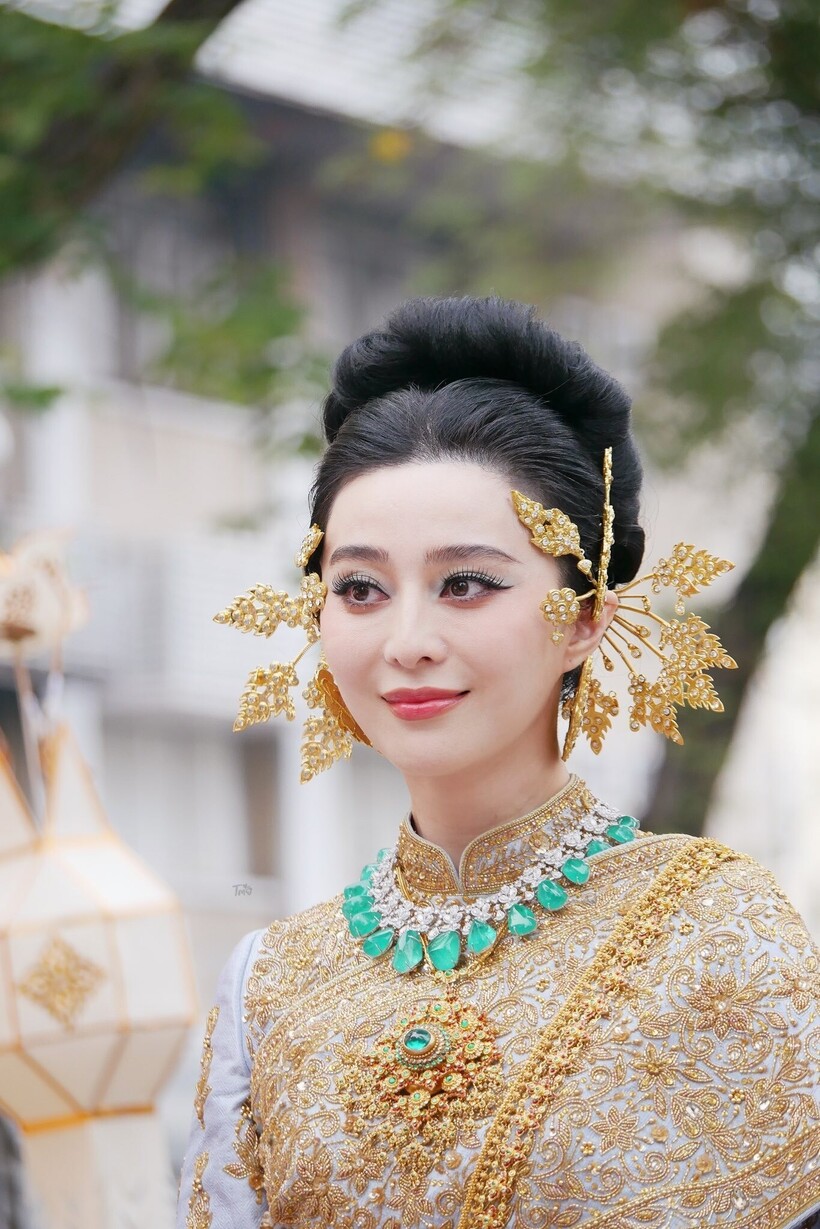 Theo Elle Thái Lan, trang sức bằng vàng Phạm Băng Băng đeo được làm bởi thợ kim hoàn giàu kinh nghiệm, tay nghề cao. Ảnh: Twitter.