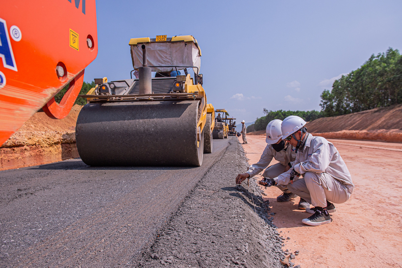 Thi công các lớp móng cấp phối đá dăm trên cao tốc Quảng Ngãi - Hoài Nhơn
