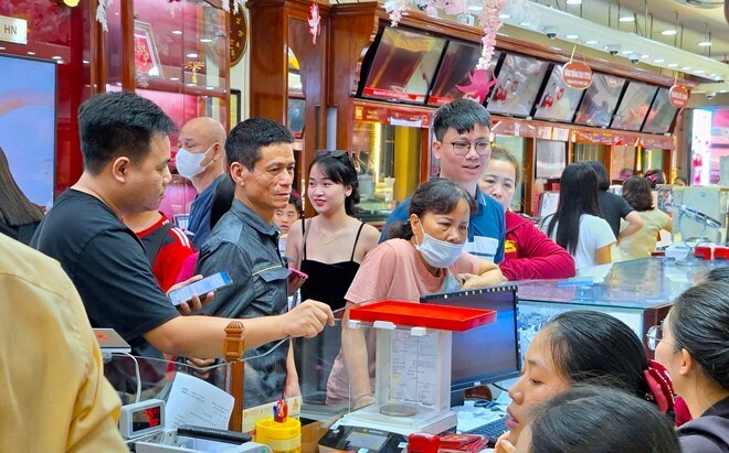 Không khí tấp nập tại một tiệm vàng ở Hà Nội. Ảnh: Lao động