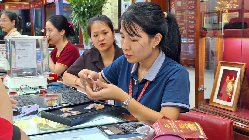 Khách hàng đổ xô tới các cửa hàng kinh doanh vàng để bán vàng. Ảnh: Lao động
