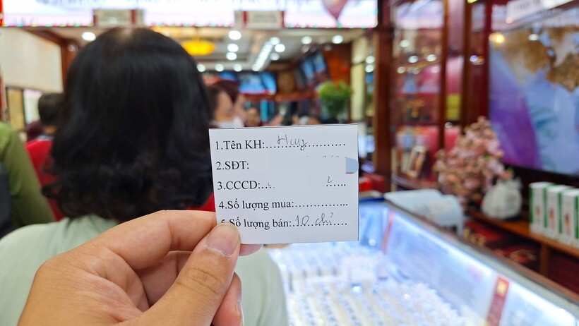 Một vị khách bán vàng chốt lời. Ảnh: Lao động