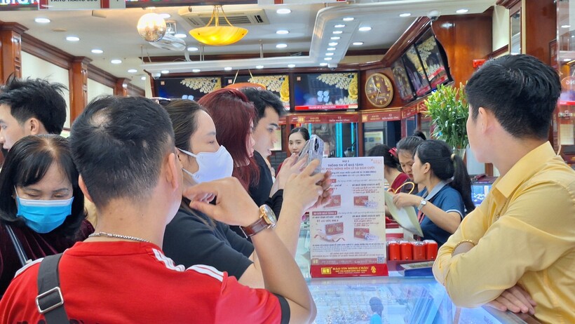 Không khí giao dịch tại nhiều cở sở kinh doanh vàng trên địa bàn TP Hà Nội. Ảnh: Lao động