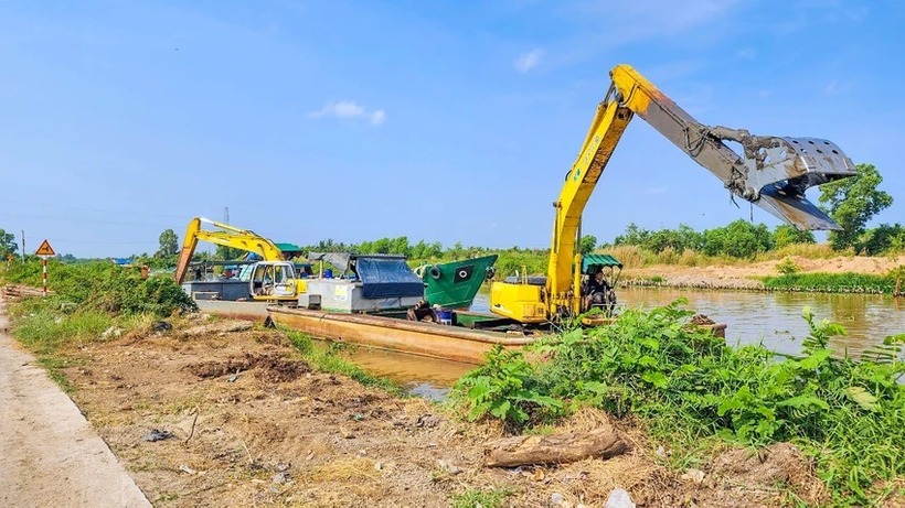 Qua kiểm tra, lực lượng công an Kiên Giang đã thu giữ ba xe cuốc, ba sà lan và khoảng 110 khối đất. Ảnh: Pháp luật TP.HCM