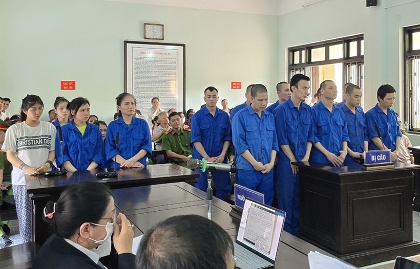 16 bị cáo trước tòa. Ảnh: Báo Thừa Thiên Huế