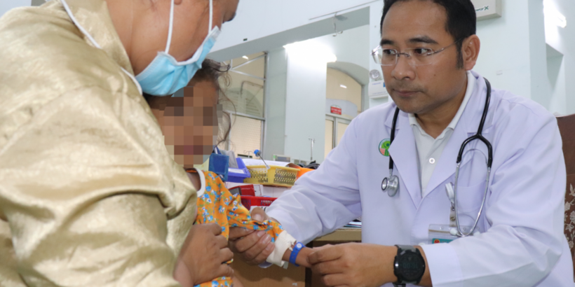 Bé gái người Campuchia bị biến chứng sốt xuất huyết nặng. Ảnh: BVCC