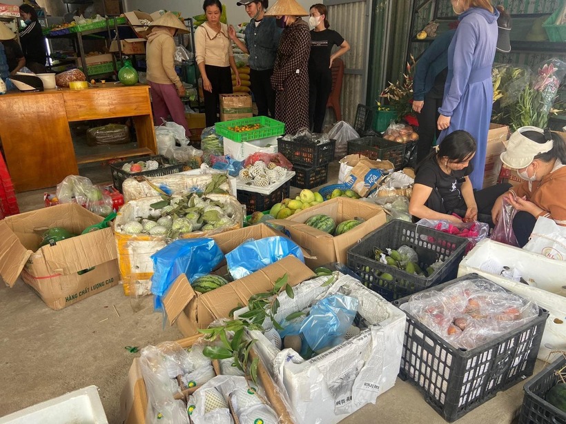 Người dân địa phương đã tới mua giúp số hàng hóa, thực phẩm mà đôi vợ chồng để lại trong cửa hàng. Ảnh: Công lý