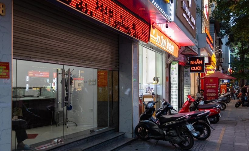 Tuy nhiên, đến chiều 12/4, tình trạng ảm đạm lạ thường lại xuất hiện tại các cửa hàng vàng. Gần như không có khách hàng giao dịch, nhiều điểm kinh doanh còn đóng cửa từ sớm.