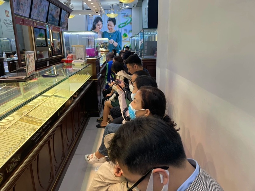 Theo trang An ninh tiền tệ, tại cửa hàng vàng bạc đá quý trên đường Cầu Giấy (Hà Nội), từ đầu giờ sáng khách đã xếp hàng để giao dịch. Do nhu cầu cao, nhân viên cửa hàng này thông báo, mỗi người chỉ được mua tối đa 3 chỉ vàng nhẫn.