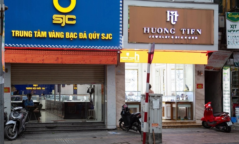 Trước hiện tượng lạ thường, một nhân viên bán vàng lý giải: Sáng 12/4, giá vàng miếng có lúc tăng nóng, lên đỉnh cao nhất lịch sử 85 triệu đồng/lượng. Thời điểm đó rất đông khách đổ xô đi mua/bán. Nhưng đến chiều, giá vàng giảm nhanh, mất mốc kỷ lục, khách có thể có tâm lý nghe ngóng thị trường, chờ diễn biến mới nên tạm dừng giao dịch.