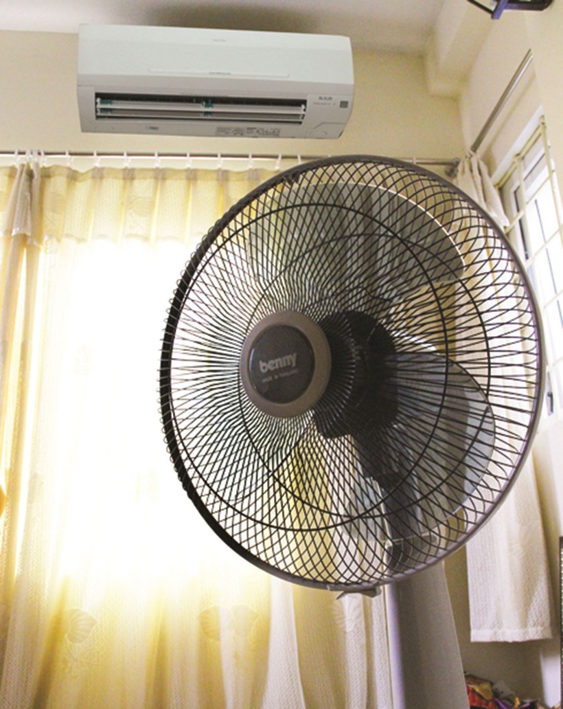 Dùng thêm quạt cũng là một cách tiết kiệm điện khi sử dụng điều hòa.