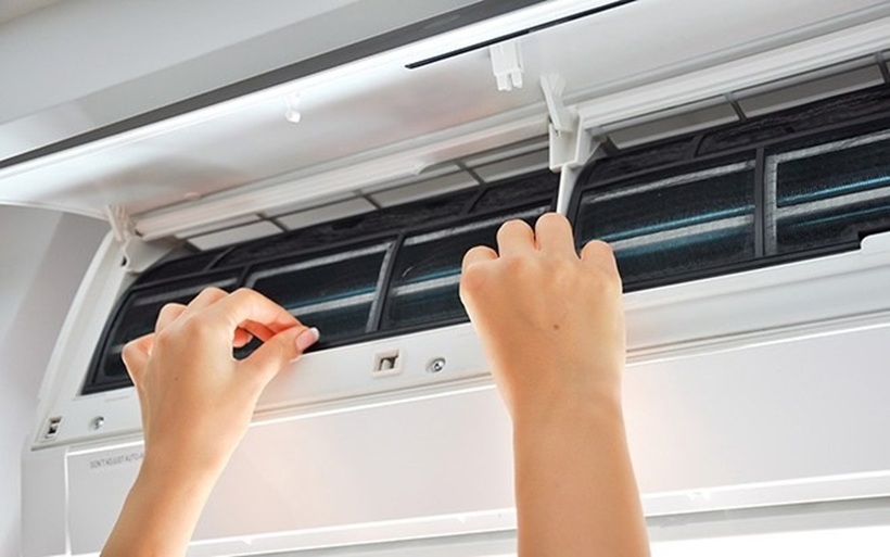 Thường xuyên bảo dưỡng, vệ sinh thiết bị để tiết kiệm điện khi sử dụng điều hòa.