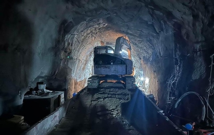 Ngành đường sắt huy động máy móc đào đất khu vực hầm sạt lở ở Bãi Gió. Ảnh: ĐSVN
