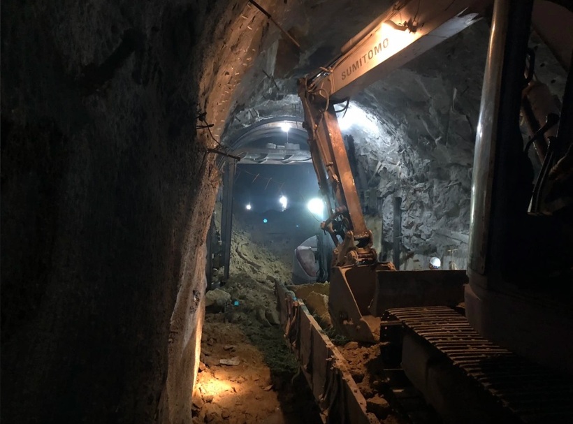 Lực lượng xuyên đêm thông hầm. Ảnh: Báo Giao thông