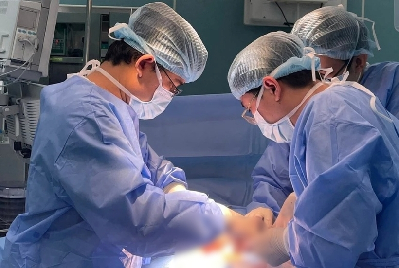 Các bác sĩ tiến hành phẫu thuật cho cho bệnh nhân 78 tuổi thủng ruột do uống thuốc còn nguyên vỉ. Ảnh: Pháp Luật TP.HCM