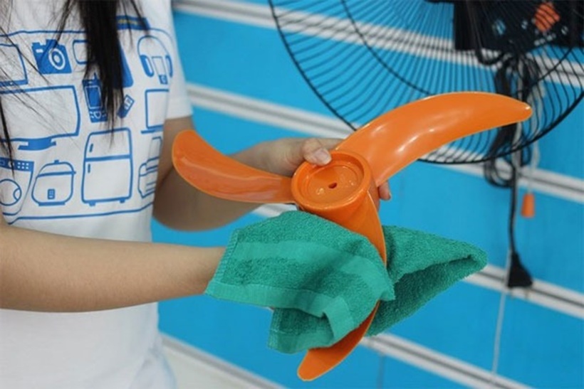 Trước khi vệ sinh, cần rút phích cắm điện của quạt để đảm bảo an toàn.