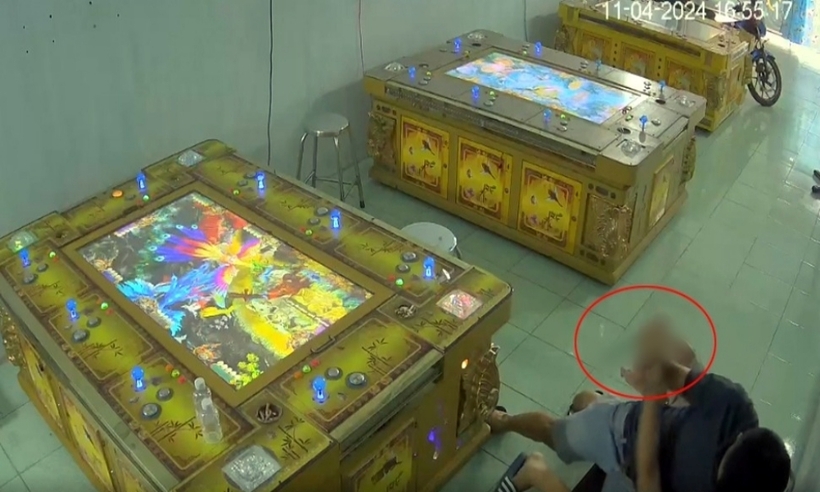 Nam thanh niên cầm dao lao vào đâm rồi ép anh T.Q.T - quản lý một tiệm game ở Bình Dương phải đưa tiền. Ảnh: VOV