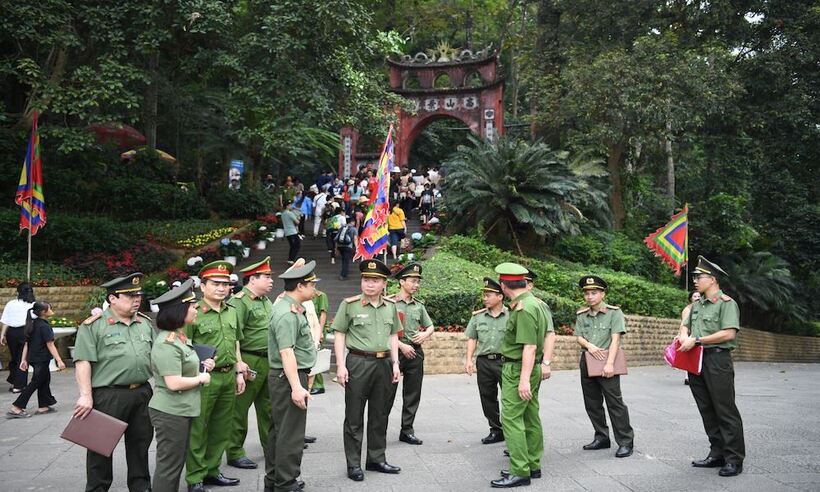 Đại tá Nguyễn Minh Tuấn, Giám đốc Công an tỉnh Phú Thọ và các đồng chí lãnh đạo các phòng công an tỉnh trực tiếp kiểm tra các chốt tại Đền Hùng. Ảnh CAPT