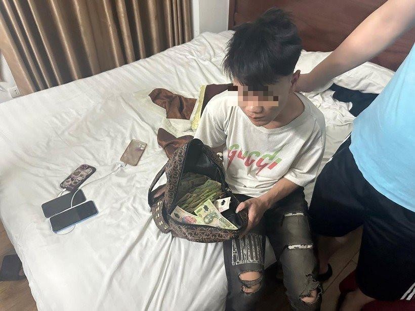 Bắt kẻ trộm hòm phúng phiếng đám ma tại Hà Giang khi đang trốn tai Nam Từ Liêm - Hà Nội. Ảnh: Cơ quan công an.