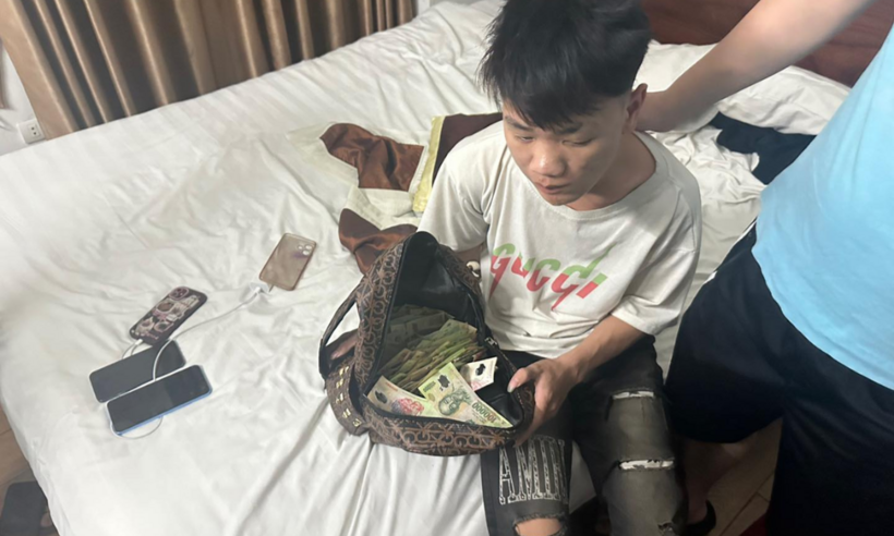 Khánh Văn Tùng cùng tang vật. (Ảnh: Công an tỉnh Hà Giang)