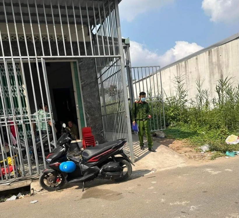 Lực lượng chức năng đang khám nghiệm hiện trường. Ảnh: Giao Thông
