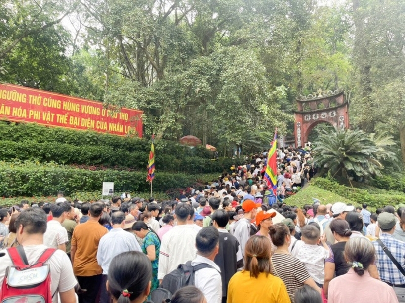 Dòng người hướng về núi Nghĩa Lĩnh để dâng hương tưởng nhớ các Vua Hùng trong sáng 14/4. Ảnh: Tuổi Trẻ
