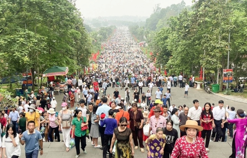 Rất đông du khách đến khu di tích lịch sử Đền Hùng trước ngày giỗ Tổ Hùng Vương 10/3. Ảnh: Tuổi Trẻ