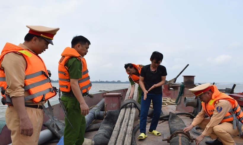 Lực lượng chức năng phát hiện, bắt quả tang 1 phương tiện khai thác cát trái phép trên tuyến sông Hồng. Ảnh: Công an tỉnh Hưng Yên.