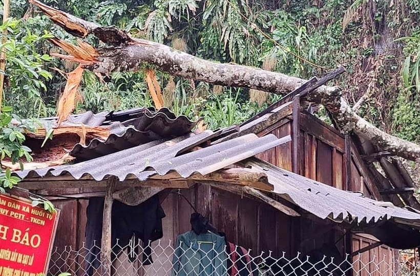 “Mưa đá kèm lốc xoáy diễn ra trong thời gian ngắn đã làm nhiều nhà dân ở xã Huồi Tụ bị thiệt hại. Số liệu cụ thể về thiệt hại vẫn đang được cập nhật”, ông Thò Bá Rê cho hay.