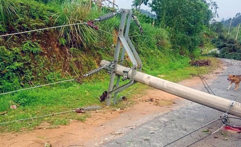 Trong khi đó, ông Dềnh Bá Lồng - Bí thư Đảng ủy xã Huồi Tụ (huyện Kỳ Sơn, tỉnh Nghệ An) chia sẻ: "Theo thống kê chưa đầy đủ, có đến hơn 20 gia đình nhà bị tốc mái, sập gây thiệt hại nặng nề. Trong đó có một cột điện cao thế trên đường đi vào xã Na Loi và Keng Đu bị gãy đổ; mưa gió cũng làm tốc mái trường Phổ thông Dân tộc bán trú - Trung học cơ sở Huồi Tụ…”.