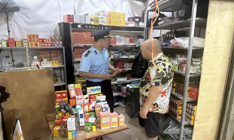 Kiểm soát viên Đội Quản lý thị trường số 4 kiểm tra Cửa hàng thuốc tân dược