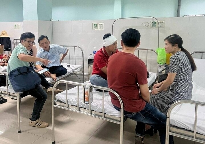 Các nạn nhân đang điều trị tại Giám đốc Bệnh viện Đa khoa tỉnh Kon Tum. Ảnh: VTC News
