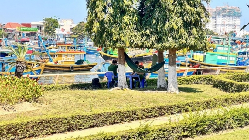 Công an đang kiểm tra nơi nam thanh niên bị đâm. Ảnh: Công An Nhân Dân