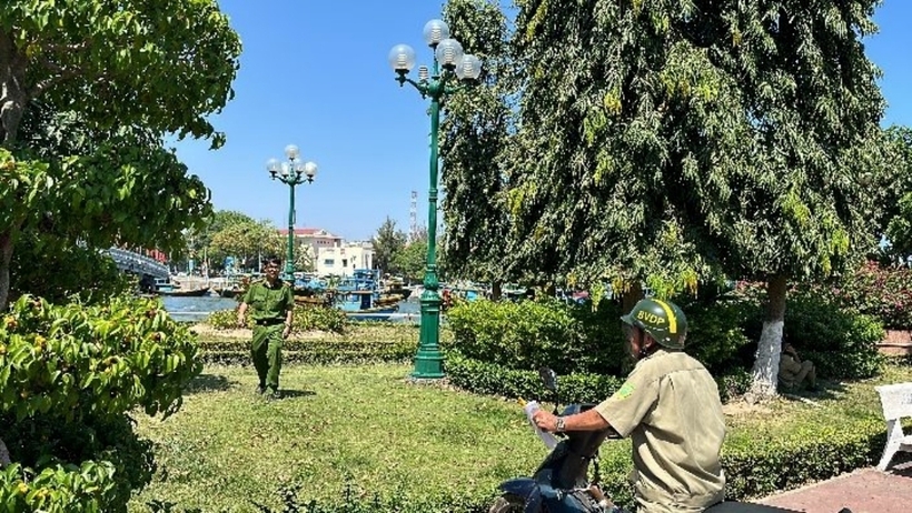 Công an đến khám nghiệm hiện trường nam thanh niên bị đâm. Ảnh: Lao Động