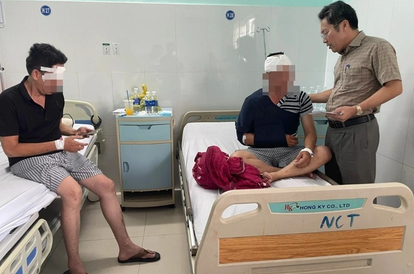 Đại diện Ban An toàn giao thông tỉnh Kon Tum đến thăm hỏi, động viên và hỗ trợ các nạn nhân trong vụ tai nạn. Ảnh: Dân trí.