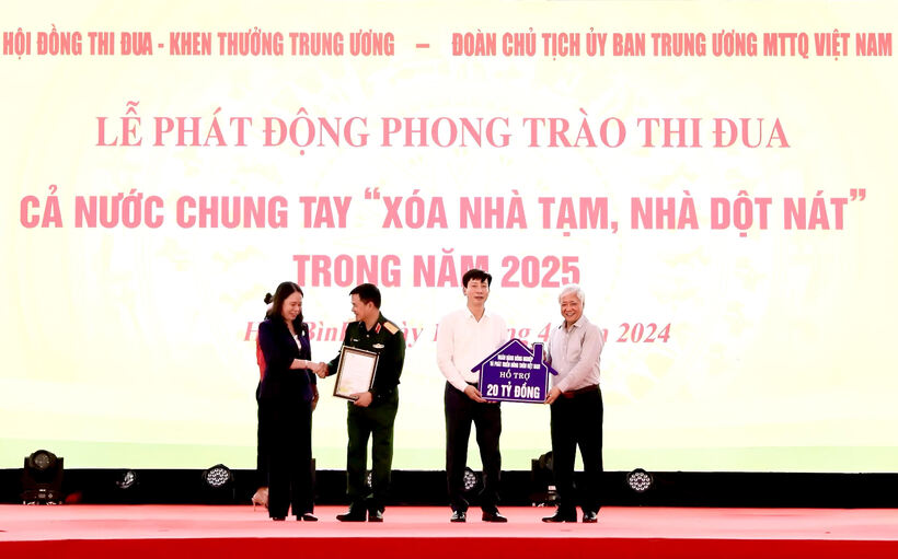 Ông Phạm Đức Tuấn – Thành viên Hội đồng Thành viên, Chủ tịch Công đoàn Agribank (thứ 2 từ phải qua) trao biểu trưng tài trợ 20 tỷ đồng của Agribank