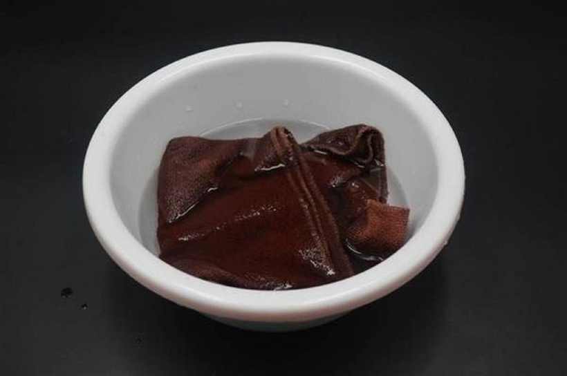 Cách thực hiện treo khăn ẩm trong phòng điều hòa rất đơn giản.