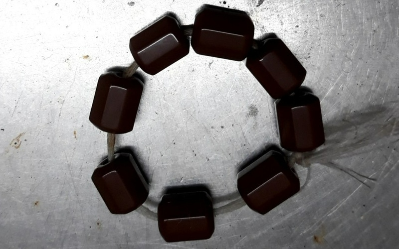 Dị vật vòng đá được gắp ra ngoài. Ảnh: VTV