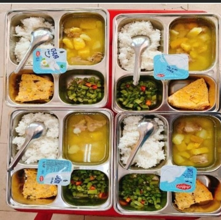 Hình ảnh suất ăn được gửi cho nhóm phụ huynh trưa 11/4. Ảnh: VTC News
