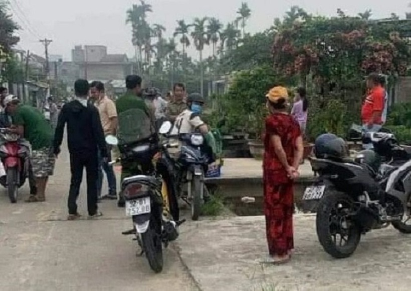 Người dân tập trung tại khu vực hiện trường phát hiện thi thể trẻ sơ sinh. Ảnh: VTC News