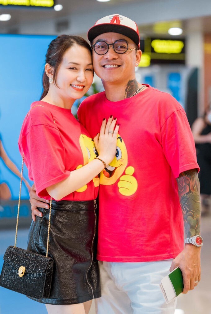 Tuấn Hưng và vợ.