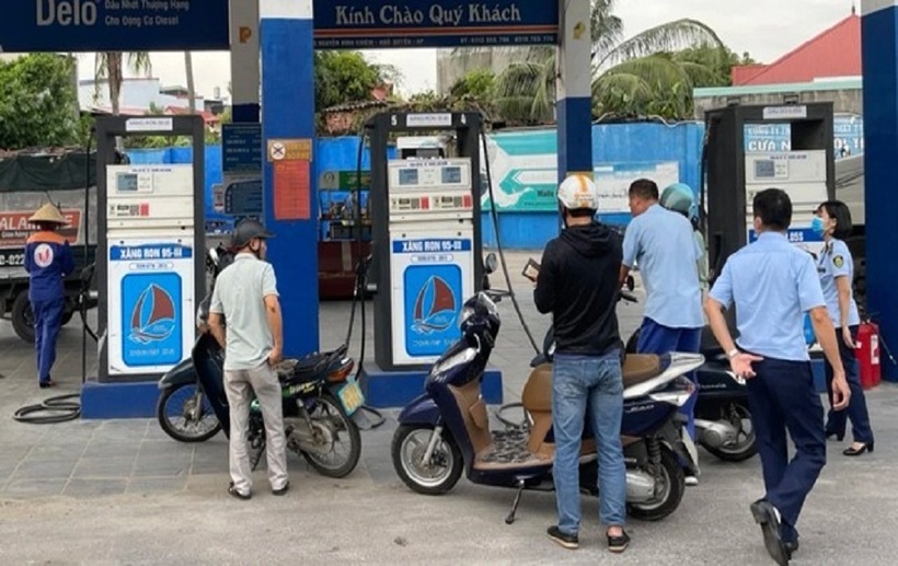 Lực lượng chức năng kiểm tra hoạt động kinh doanh bán lẻ xăng dầu. Ảnh: Người lao động